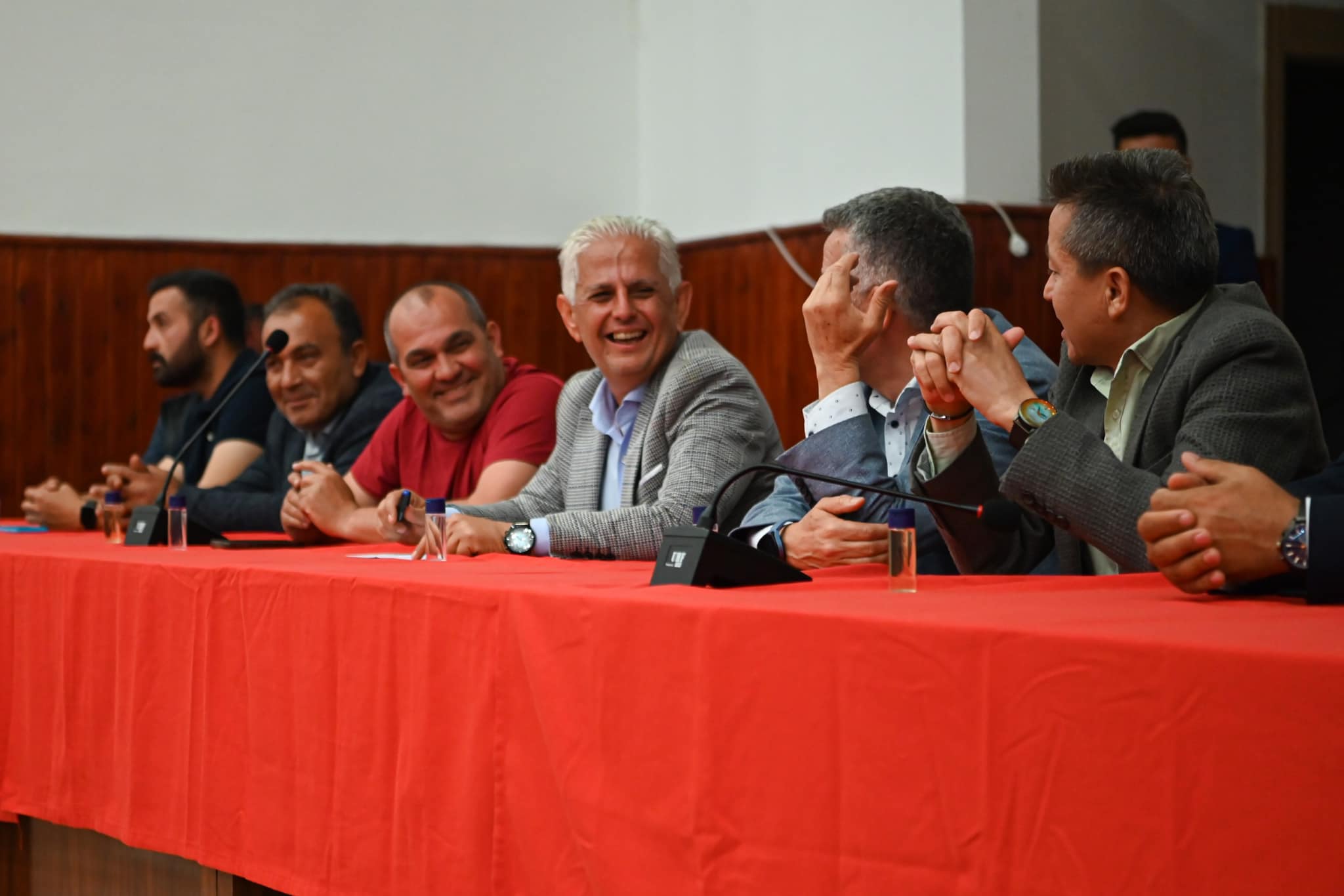 Biz Artık Kocaman Bir Aileyiz