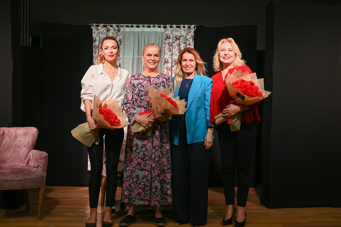 Etekler ve Pantolonlar Tiyatro Gösterimi